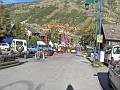 1 Les stands des vendeurs de 4x4 occupent les rues du village